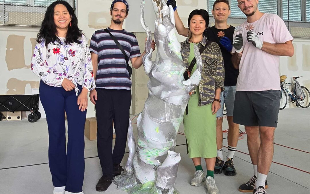 v.l.n.r.: Bezirksrätin Maria Taramona (beim Besuch des Projekts Florestania), Max Scheidl, Künstlerin Mary Maggic, Raphael Volkmer und Julian Jankovic.