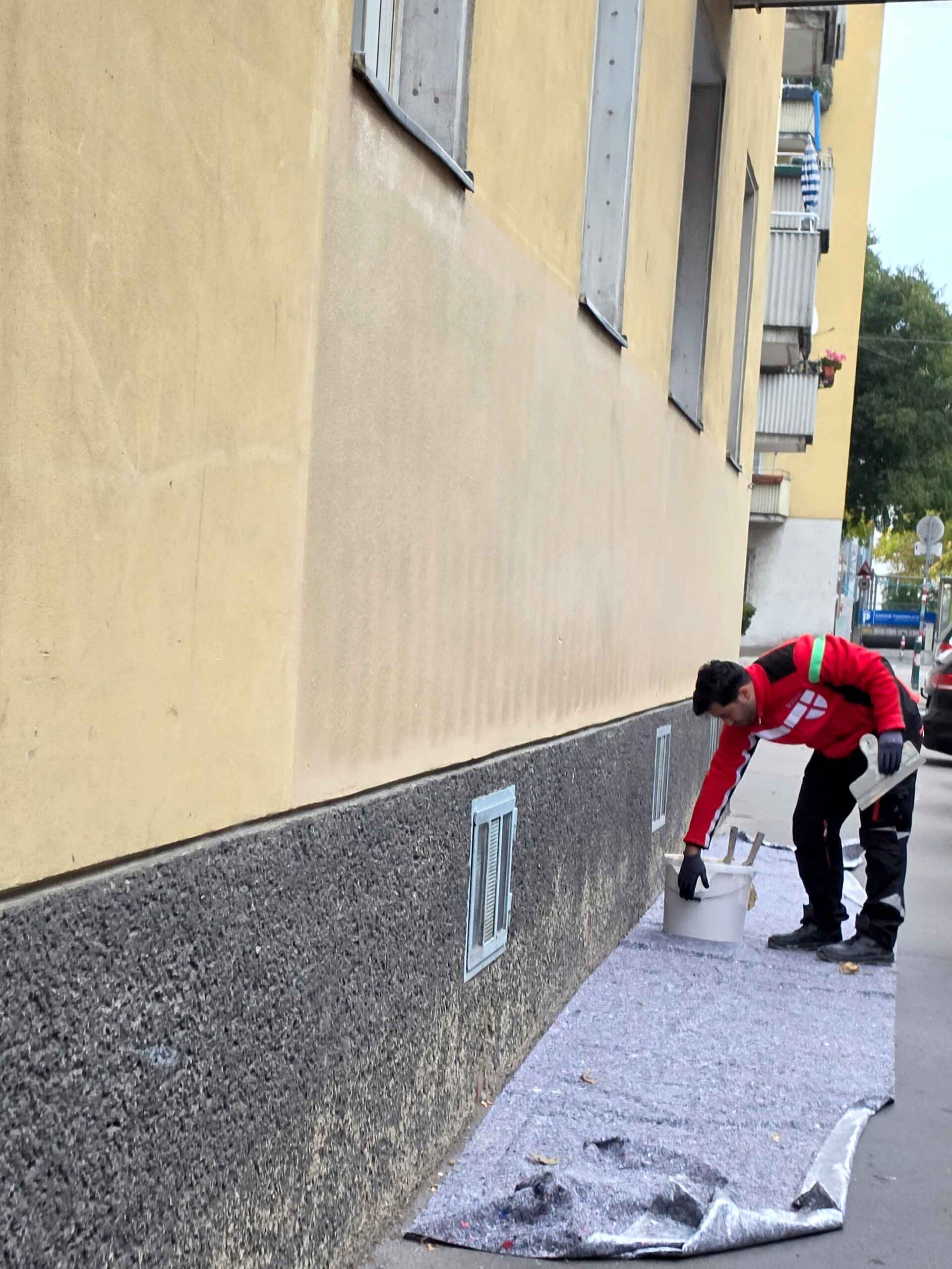 Ein gepflegtes Wohnumfeld für die Bewohnerinnen und Bewohner: Die Fassade in der Leonhardgasse ist wieder sauber!